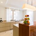 Oświetlenie kuchni w nowoczesnym, jasnym pomieszczeniu.