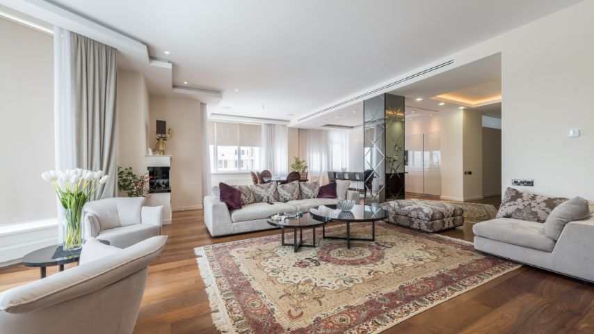 Oświetlenie salonu w jasnym i nowoczesnym wydaniu.