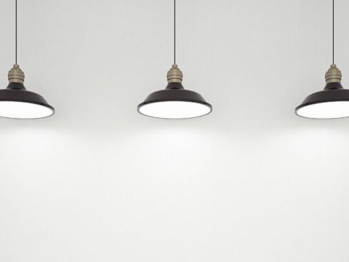 Czarne lampy sufitowe na białym tle.