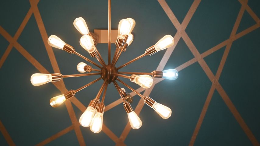 Nowoczesny żyrandole na suficie z wieloma żarówkami LED.