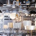 Ikea – oświetlenie w postaci różnych lamp na wystawie sklepowej.