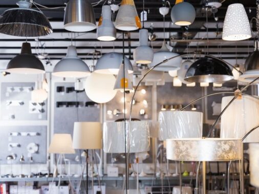 Ikea – oświetlenie w postaci różnych lamp na wystawie sklepowej.