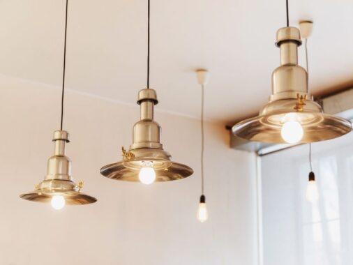 OBI – oświetlenie prezentowane na wystawie sklepowej.