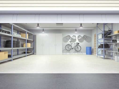 oświetlenie garażu w postaci lamp wiszących na suficie.