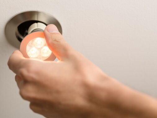 Ktoś instaluje oświetlenie LED na suficie.