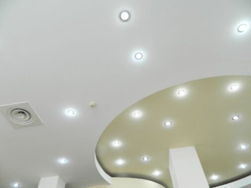 Oświetlenie sufitowe na białej ścianie.