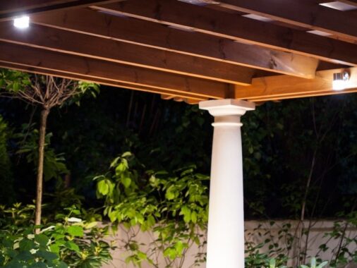 Oświetlenie tarasu w postaci lampek pod zadaszeniem.