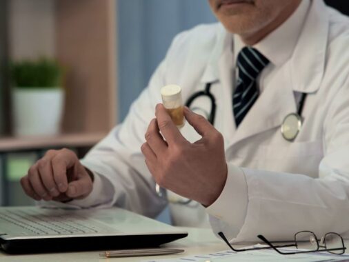 Lekarz wypisuje receptę online pracownikowi w delegacji.