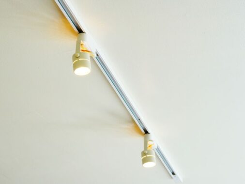 Gdzie najlepiej sprawdza się lampa sufitowa punktowa? Na zdjęciu lampy sufitowe na szynie.