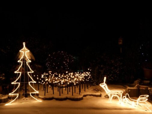 Jak zaplanować zewnętrzne oświetlenie świąteczne? Na zdjęciu różne światłą w ogródku.