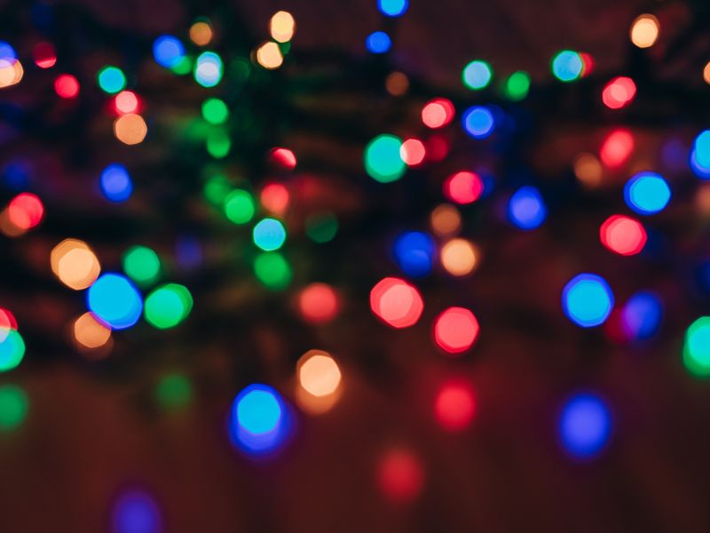 Lampki świąteczne – jak wybrać odpowiednie? Na zdjeciu kolorowe lamki świąteczne.