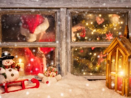 Jak ładnie przymocować lamki świąteczne na okno? Na zdjęciu świateczna dekoracja okna.