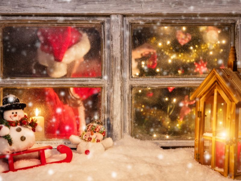 Jak ładnie przymocować lamki świąteczne na okno? Na zdjęciu świateczna dekoracja okna.