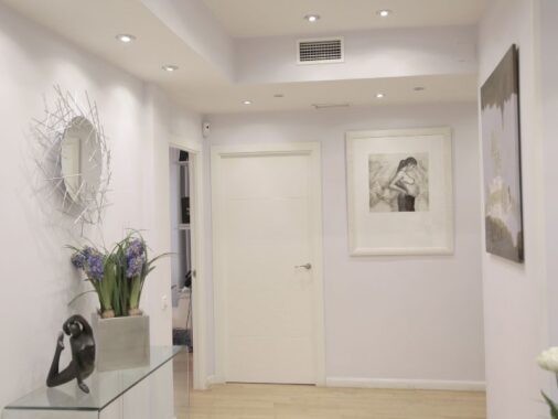 Jak zaplanować oświetlenie przedpokoju? Na zdjęciu nowoczesny przedpokój.