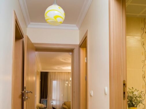 Oświetlenie korytarza – jak je zaaranżować? Na zdjęciu korytarz i lampa sufitowa.