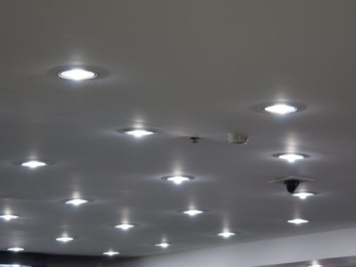 Sufitowe oświetlenie do przedpokoju – wady i zalety. Na zdjęciu lampy sufitowe.