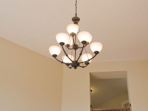 Jaki żyrandol do przedpokoju wybrać? Na zdjęciu żyrandol.