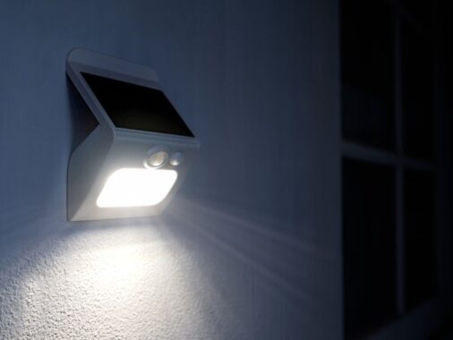 Jak wybrać zewnętrzny czujnik ruchu do oświetlenia? NA zdjęciu lampa na czujnik.