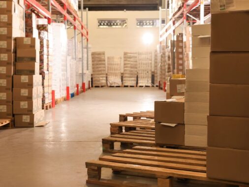 Jaka hurtownia oświetlenia na zakupy? Na zdjęciu magazyn hurtowni.