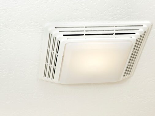 Jak podłączyć wentylator łazienkowy do oświetlenia? Na zdjęciu taki wentyaltor.