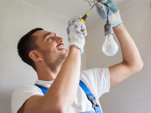 Jaki przewód do oświetlenia należy wybrać? Na zdjęciu montowanie żarówki.