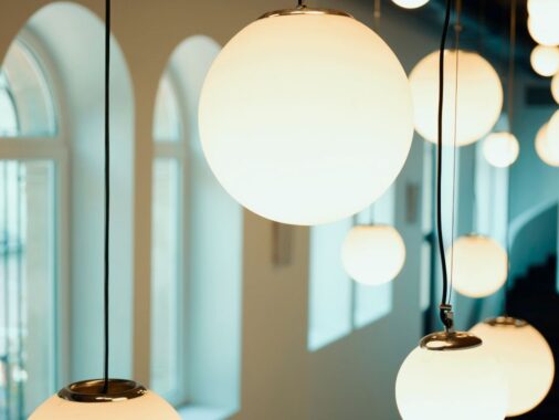 Jakie elementy powinien zawierać profesjonalny projekt oświetlenia?