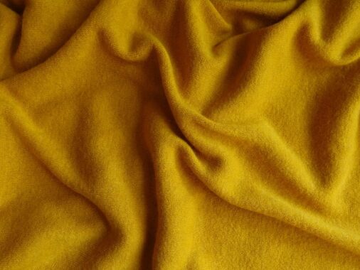 Kolor musztardowy we wnętrzu. Na zdjęciu musztardowa tkanina.