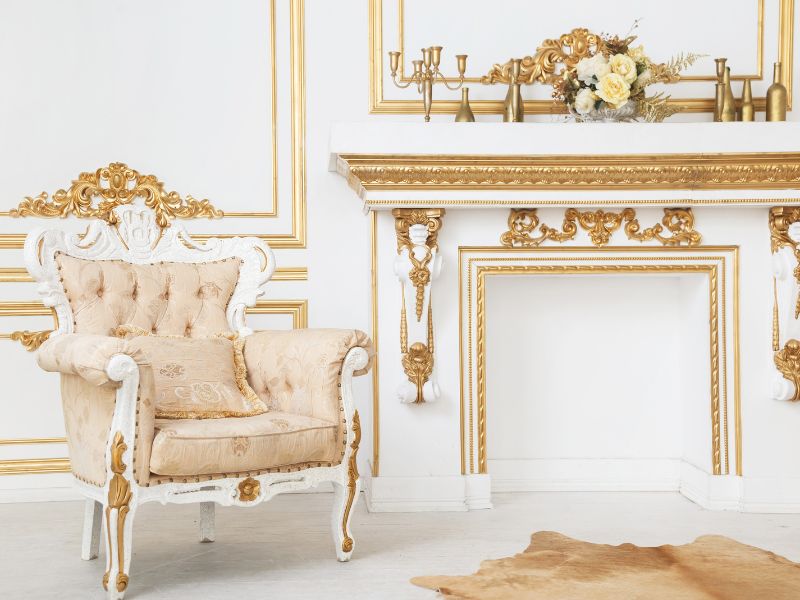 Połączenie złota i srebra we wnętrzu. Na zdjęciu złote meble.
