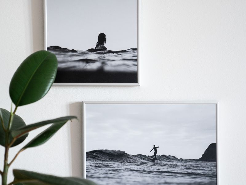 Jak wyeksponować portret rodzinny we wnętrzu? Na zdjęciu fotografie na ścianie.