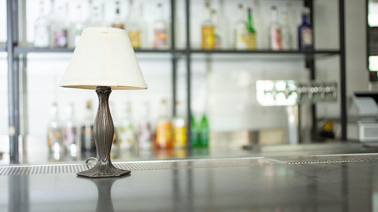 Lampy nad stołem, przy barze i w strefie wejścia