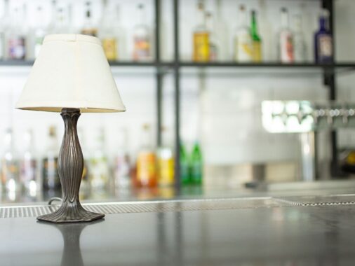 Lampy nad stołem, przy barze i w strefie wejścia